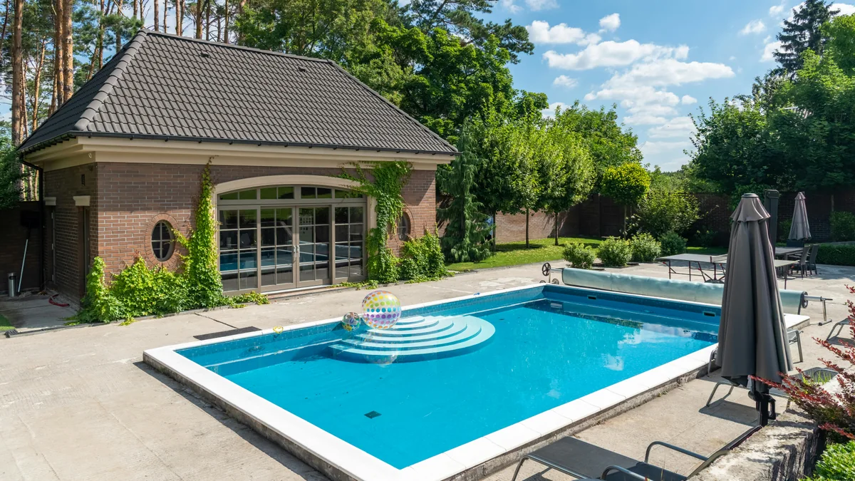 Foto real de jardin con piscina y zona exterior