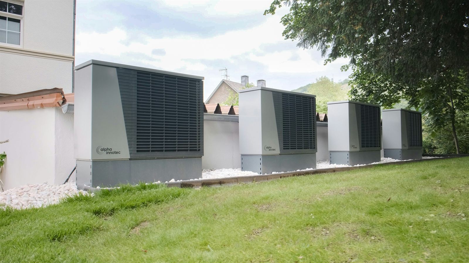 Equipos exteriores de climatizaciÃ³n industrial junto a un edificio