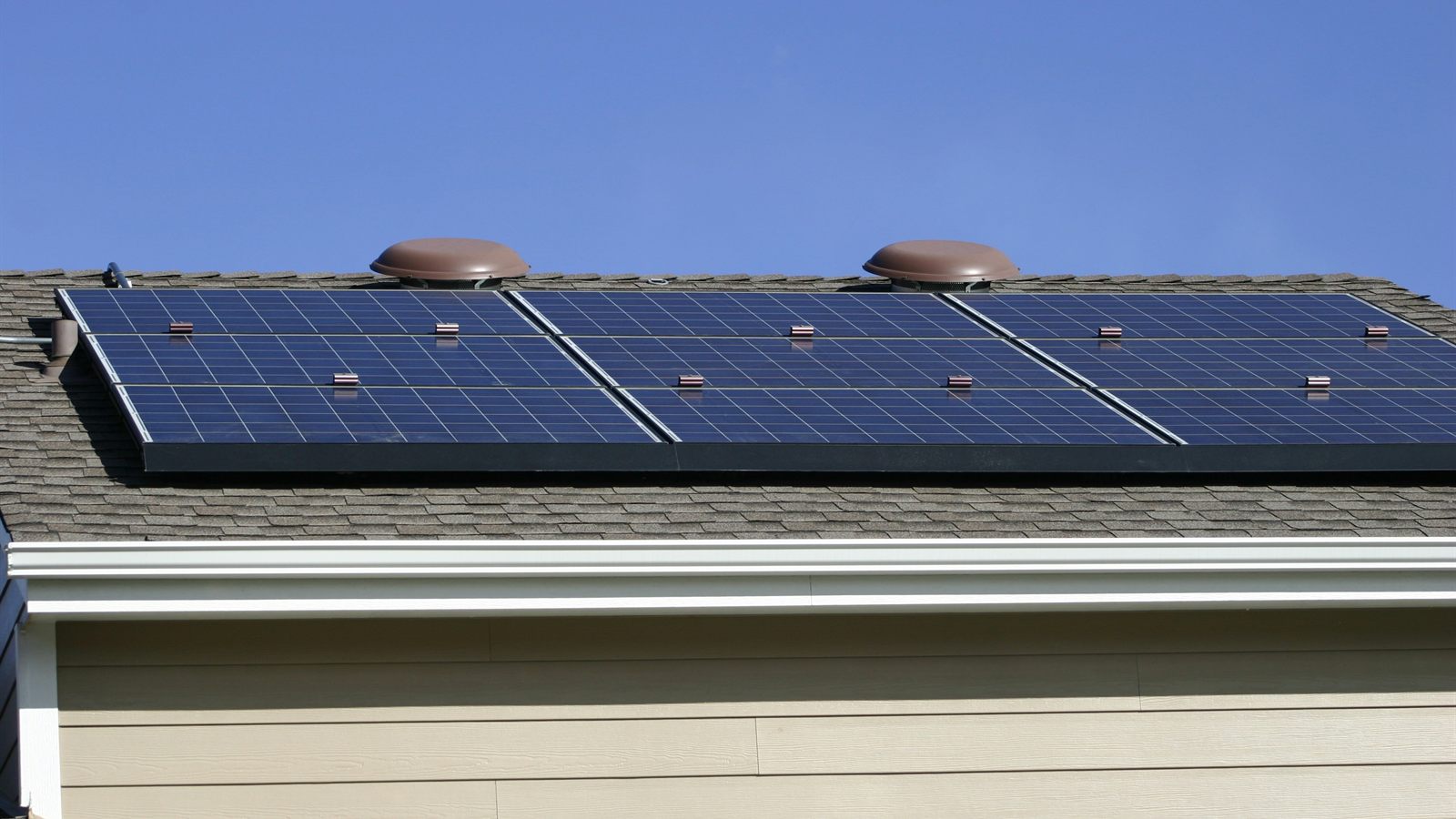 Placas solares instaladas en el tejado de una vivienda