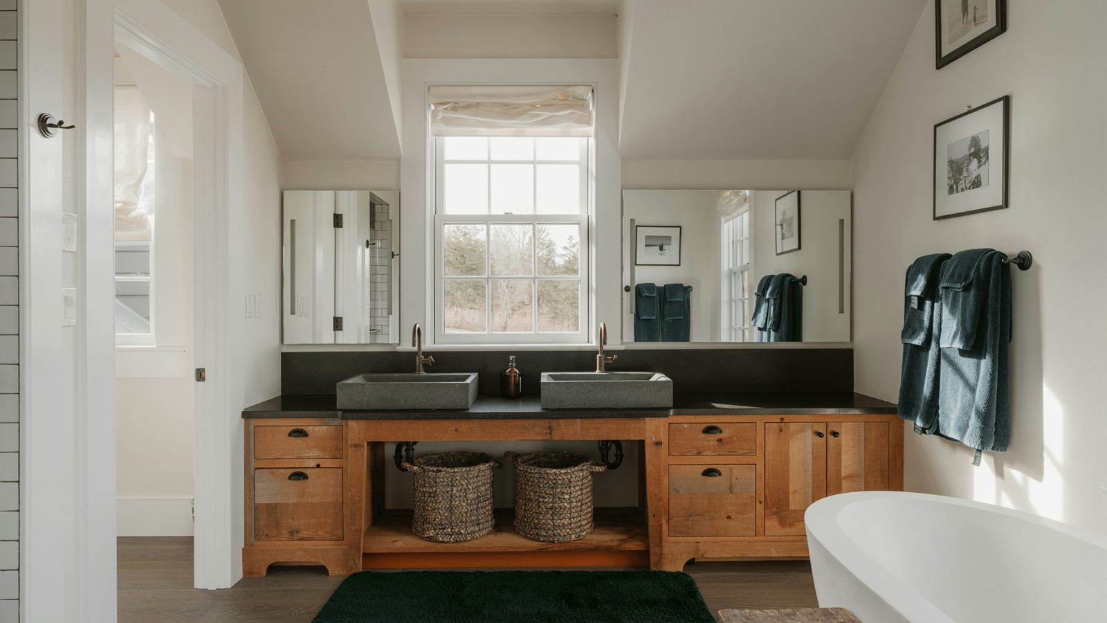 BaÃ±o moderno reformado con baÃ±era, lavabo doble y luz natural